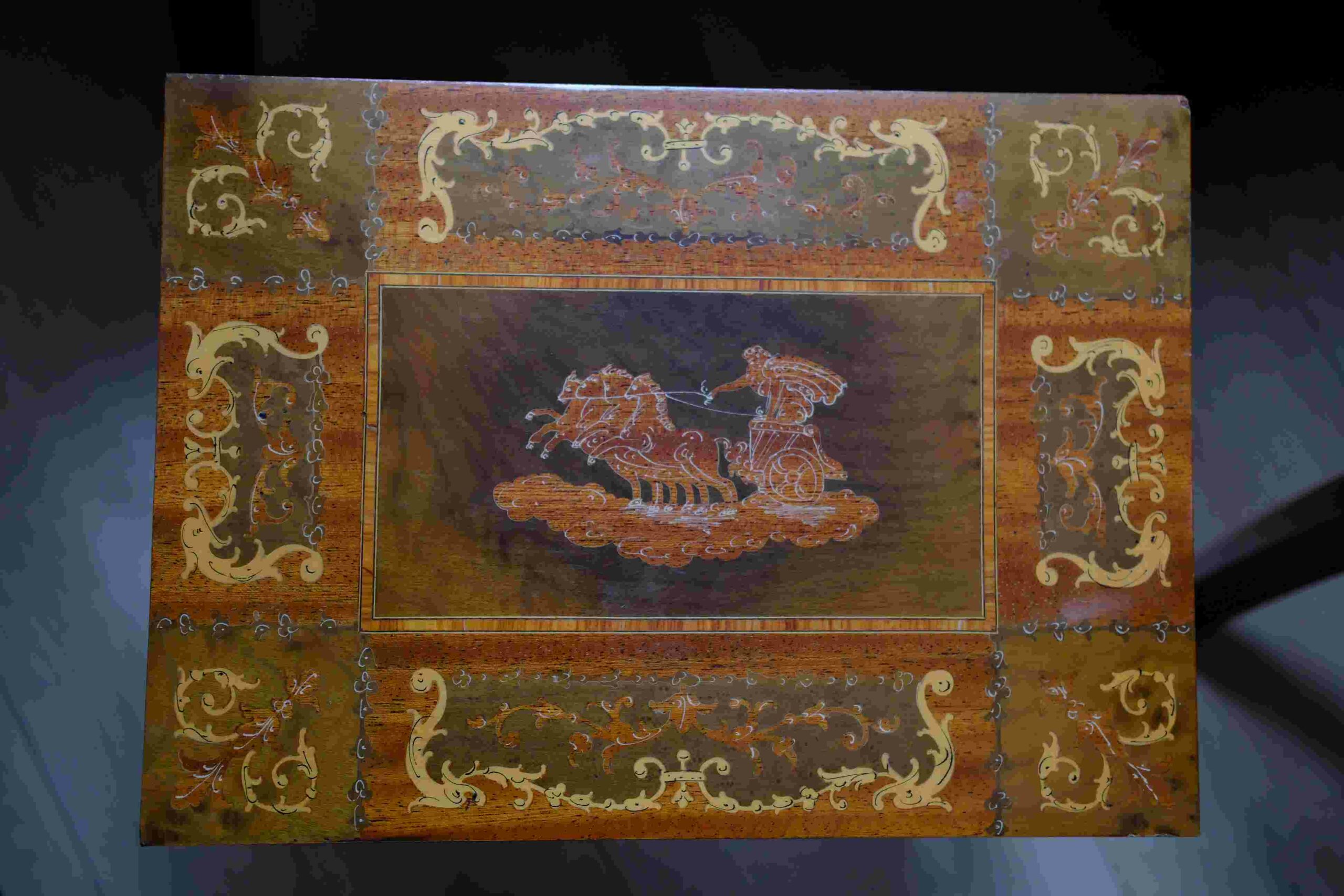 Bijzettafeltje met ingebouwde muziekdoos